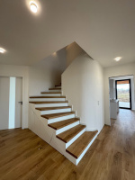 BUKOMA vinylové schody Wineo - vypnuté LED osvětlení